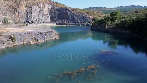 Mit Wasser über stillgelegtes Schieferbergwerk fliegen — Stockvideo