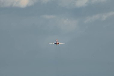 Jet uçağı kalkıyor gökyüzünde izole