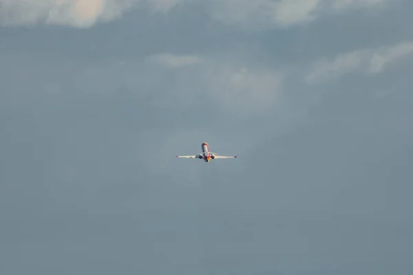 Avião a jacto a descolar isolado no céu — Fotografia de Stock