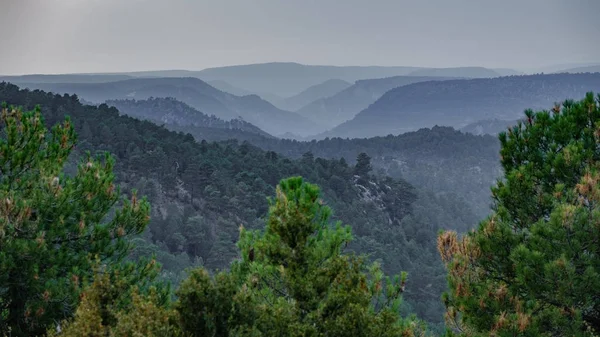 Perfil de montañas y valle al atardecer —  Fotos de Stock