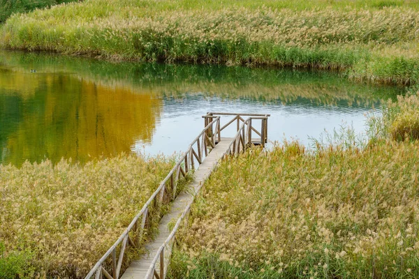 Píer vazio sobre o lago — Fotografia de Stock