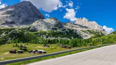 Boş yol Marmolada dağ, Dolomiti İtalya.