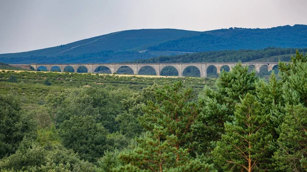 Lungo ponte di pietra nel deserto — Foto Stock