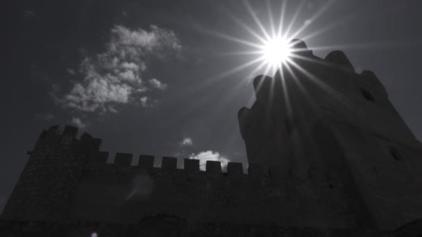 Retroiluminación del castillo con sol — Vídeo de stock
