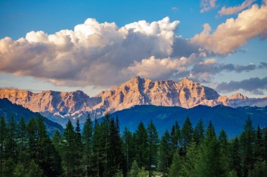 Dolomit rock Dağları alacakaranlıkta
