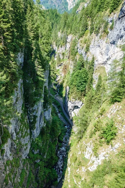 Estrada através de Serrai di Sottoguda desfiladeiro, Marmolada, Vista superior — Fotografia de Stock