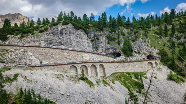 Falzarego pass Kurve mit Tunnel — Stockfoto