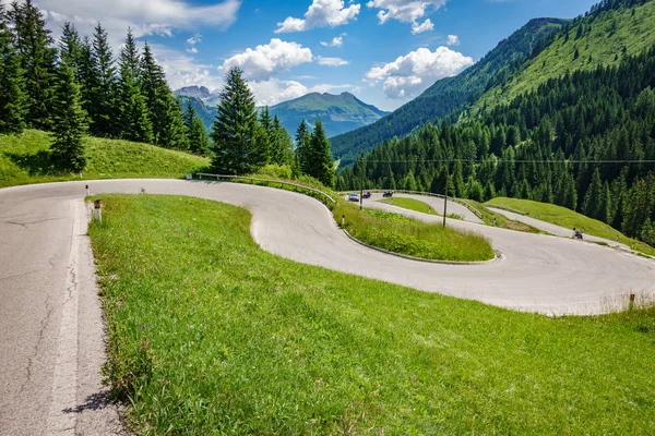 U-formade kurvor i Pordoi Pass, Dolomiterna — Stockfoto