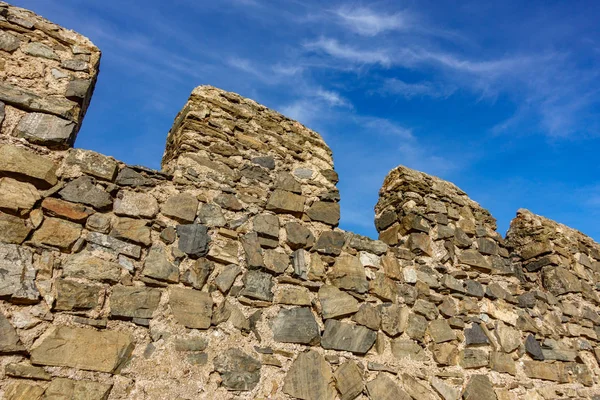 Paredes do castelo contra o céu azul — Fotografia de Stock