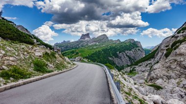 Dolomit yol Falzarego geçişi