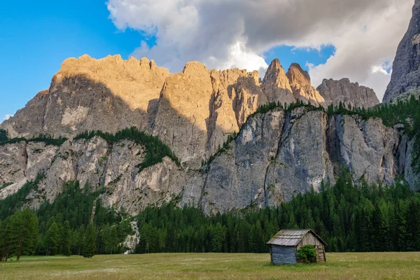 Dolomite rock mountains at dusk with shack — Stock Photo, Image