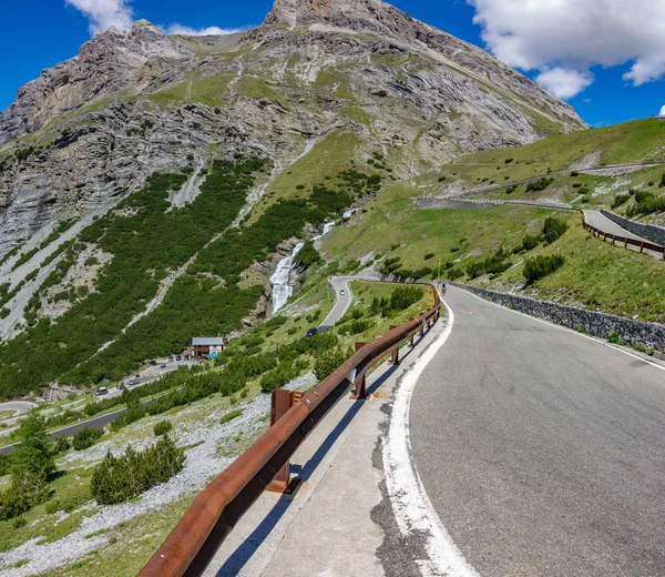 Serpentine road, Stelvio Pass desde Bormio — Foto de Stock