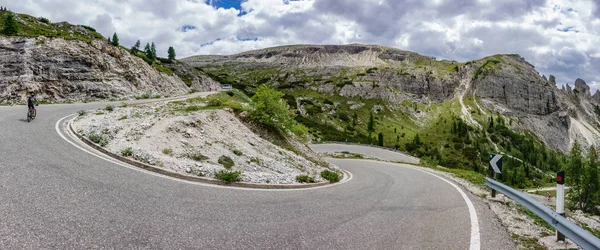 3 cime di Lavaredo ascension courbe en u avec cycliste — Photo