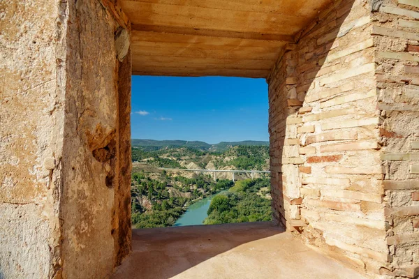 Rio Cabriel e ponte através da janela do castelo — Fotografia de Stock
