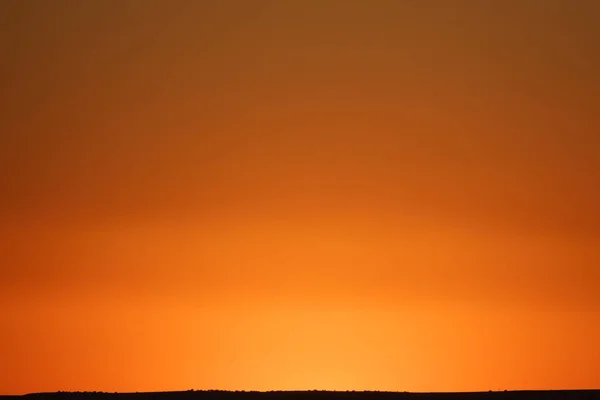 オレンジ色の空の夕焼けは美しかった。空の背景. — ストック写真