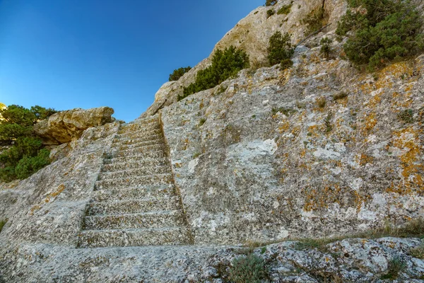 Antieke trap op rotsen gebeeldhouwd — Stockfoto