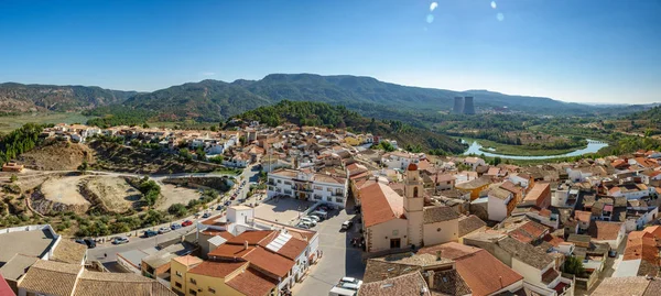 Ultra široký panoramatický pohled Cofrentes vesnice a jaderné elektrárny — Stock fotografie