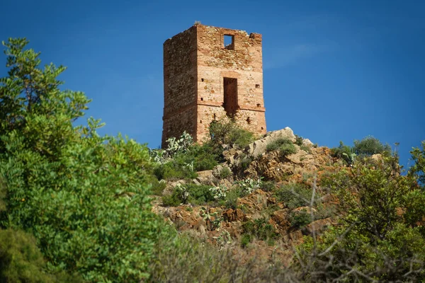 Antik taş tepenin kule