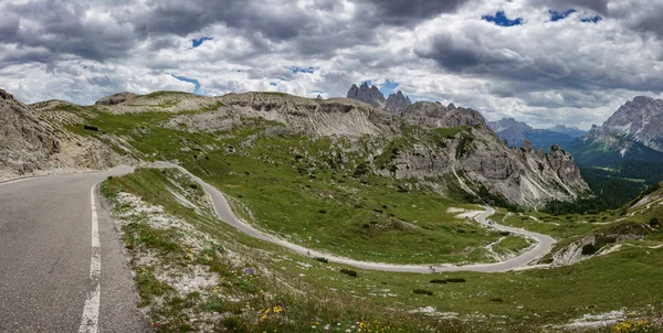 Strada ad alta pendenza con curve a U — Foto Stock