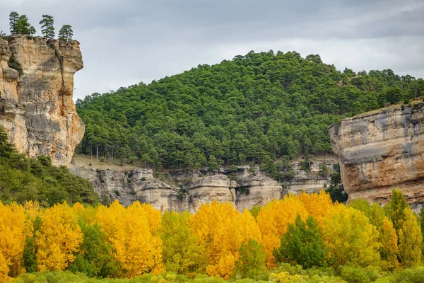 Autunm landskap med vertikala klippor i Cuenca — Stockfoto