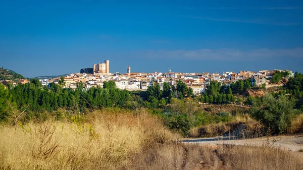 Panoramisch uitzicht stad en het kasteel Cofrentes — Stockfoto