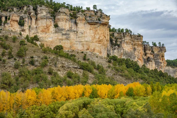 Осенний пейзаж с вертикальными скалами в Cuenca n4 — стоковое фото