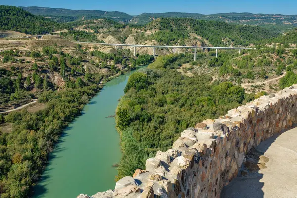 Rio Cabriel e ponte do castelo Cofrentes — Fotografia de Stock