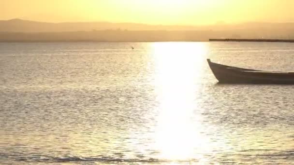 Puesta de sol sobre el lago con barco turístico retroiluminado — Vídeos de Stock