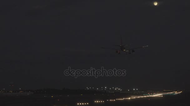 Gece dolunay karşı açılış jet — Stok video