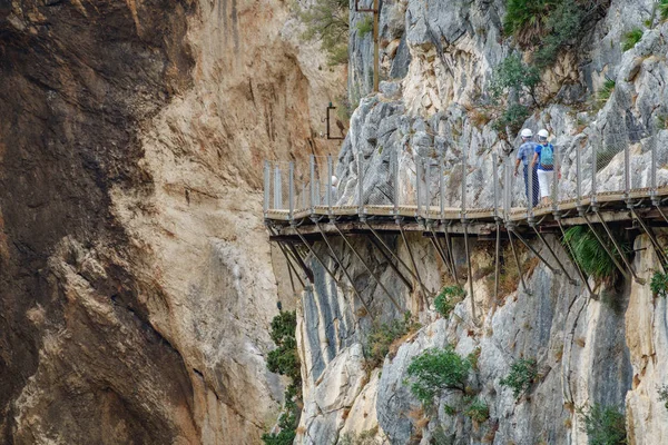 El Caminito del Rey sentiero con turisti a piedi — Foto Stock