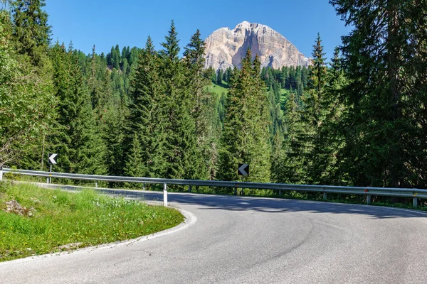 Dolomit dağ landmark eğrideki u şeklinde