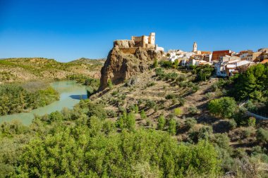 Cofrentes Kalesi ve Cabriel Nehri