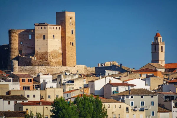 Cofrentes město, hrad a zvonicí — Stock fotografie