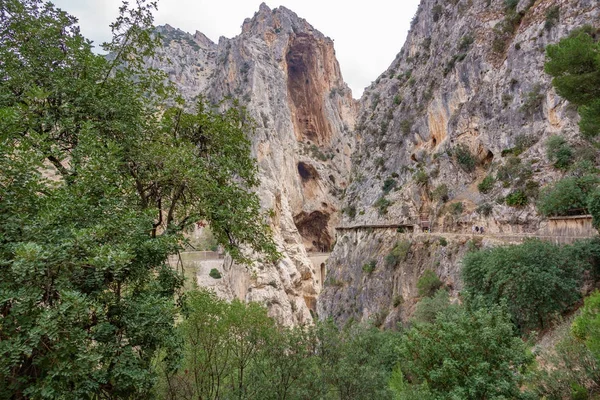 El Caminito del Rey gångstig slutskedet med turister — Stockfoto