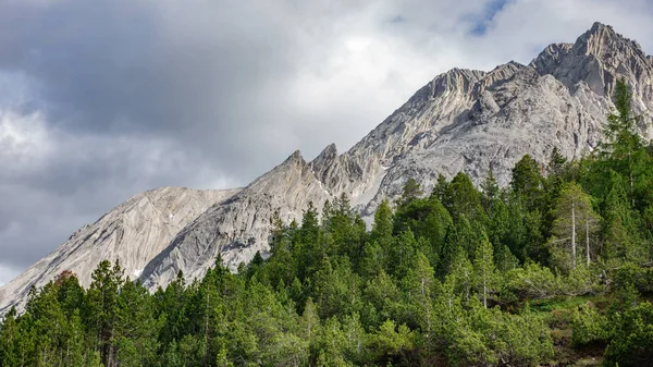 Framväxande Dolomiti Alperna i Italien — Stockfoto