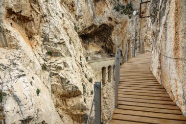 El Caminito del Rey patika tren yolu ile
