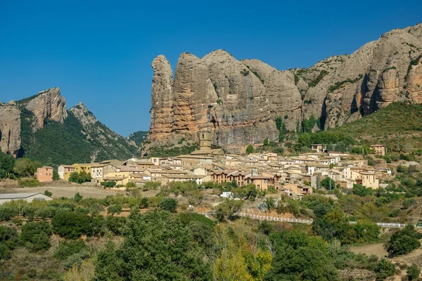 Aguero dağlar, Huesca, İspanya n2 aşağıda Köyü — Stok fotoğraf