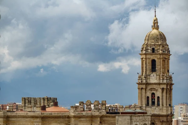 Catedral de Málaga con turistas y torre inacabada — Foto de Stock