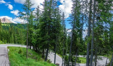 Eğri yol ile Dolomit Alpleri'nde yaz saati