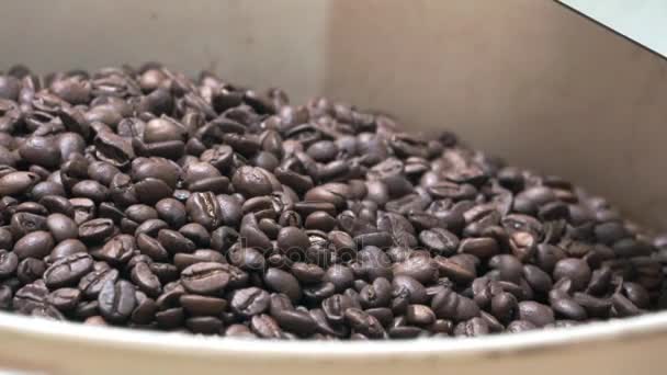 Café después del proceso de tostado — Vídeo de stock