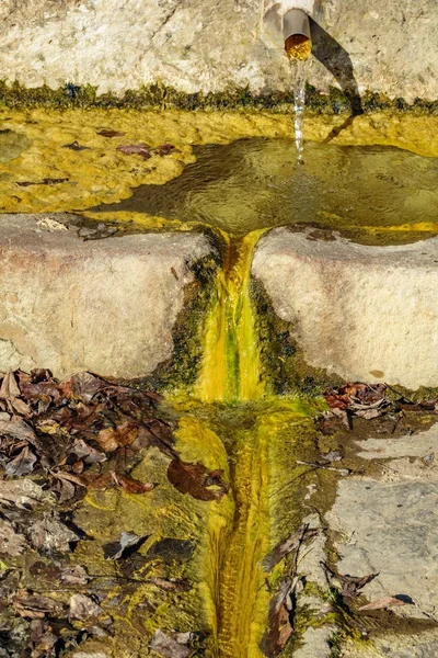 Fontaine colorée gros plan avec boue, vue de face — Photo