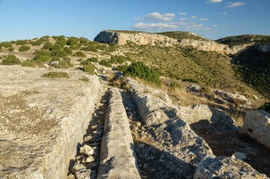 Derin tekerlek izleri antik uygarlık kayalardan üzerinde