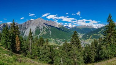 Bormio Köyü ve Alp Dağları büyük panorama