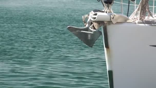 Segelbåt båge förtöjd med rep och ankare, fokus på förgrunden — Stockvideo