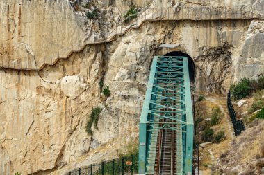 El Caminito del Rey son bölümü ile tren demir köprü