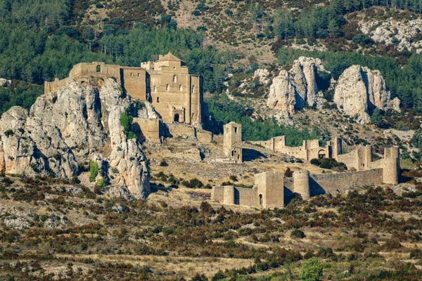 Medeltida slott i Loarre över klipporna med omgivande vägg — Stockfoto