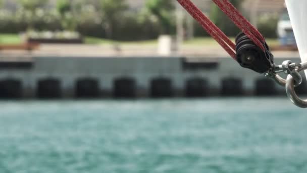 Cuerda de velero contra el mar y coches borrosos — Vídeos de Stock