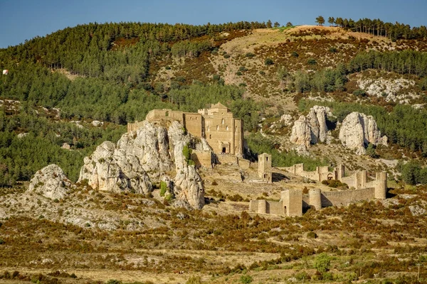 Medeltida slott i Loarre över klipporna mot bergen — Stockfoto