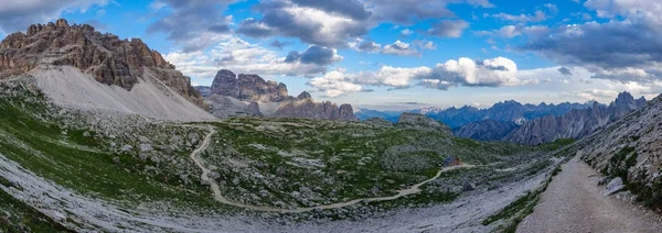 Tre Cime di Lavaredo refuge and mountain peaks — Stock Photo, Image