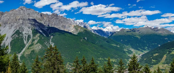 Bormio Köyü ve Alp Dağları — Stok fotoğraf